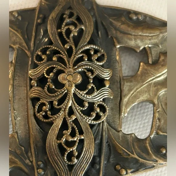 Large jewelry brooch pin. Measures approx.  2“ x 3“. Kinda copper/brass color. - Picture 3 of 7